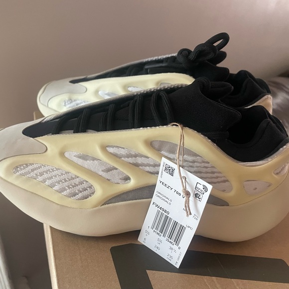 adidas gazelle silver green womens Yeezy 700 V3 'Fade Salt' ID1674